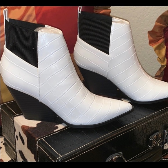 🎉❤️HOST PICK 3/20❤️🎉FOR 2020 WHITE CROC BOOTIES - Picture 4 of 5